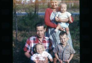 Pop grandmaB 3kids in gryling 1963 1215 (2)